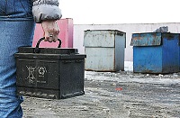 выбрасывает отработанные источники питания на свалку выбрасывает отработанные источники питания на свалку